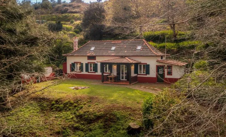 Casa da Cebola by an island apart