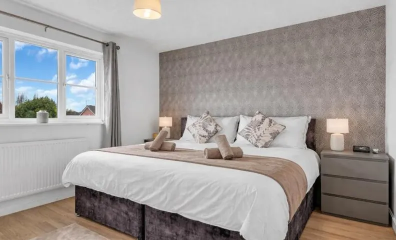 Sleeps 4 3 Bathrooms Wrexham AFC Driveway