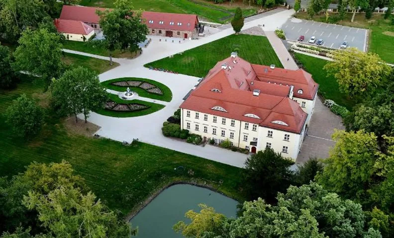 Pałac Bogaczów - noclegi - restauracja - przyjęcia