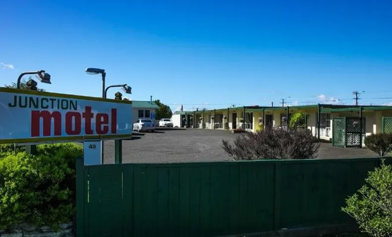 Junction Motel Sanson-Truck Motel