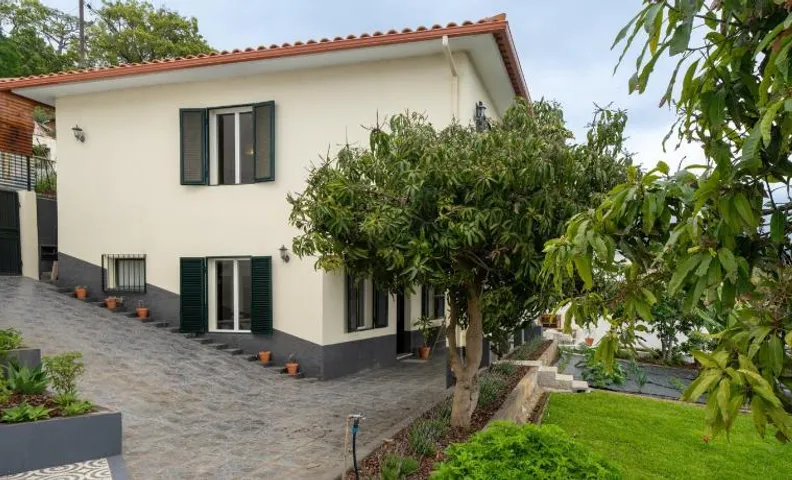 Casa Imaculado Coração by an island apart