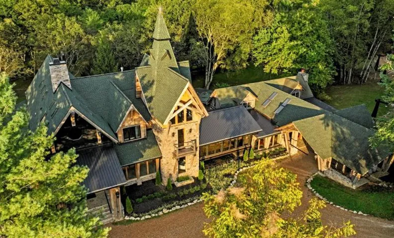 Extraordinary Manor at Dark Horse Retreat