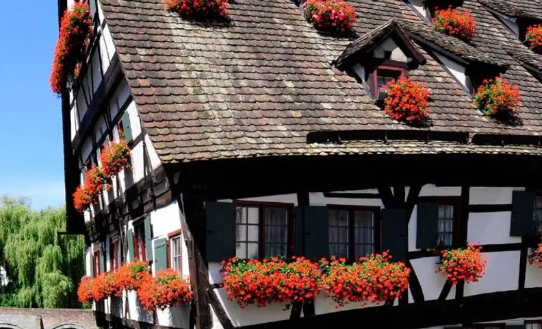 Schiefes Haus