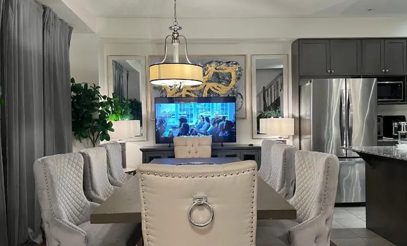 Kleinburg Luxe Town Residence 9 Queen Beds Sleeps 18