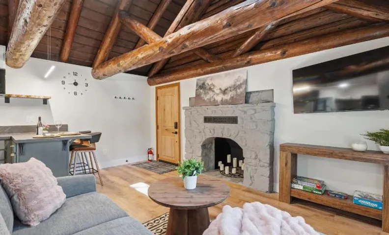 Charming Fully Renovated Log Cabin, 2 miles to Yosemite South Gate!!!
