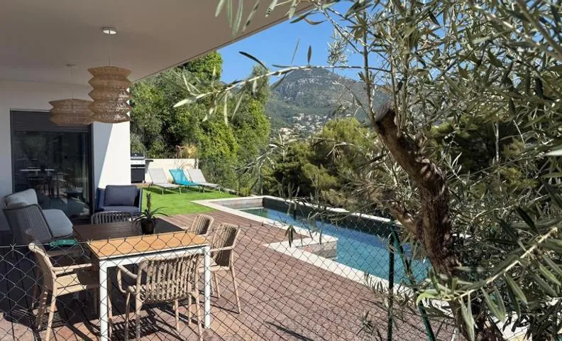 Prestige Villa - Swimming pool - View - Elevator