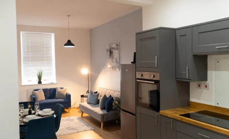 Stylish 3-Bed Home, Co-op Live & Etihad Garden, Free Parking and modern WORKPLACE