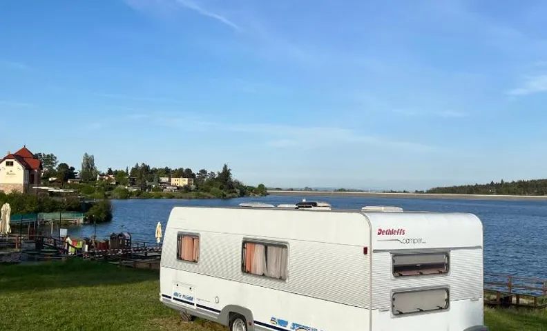 Karavan u přehrady