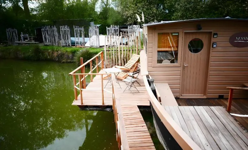 Toue Cabanée Au Bord D'un Etang