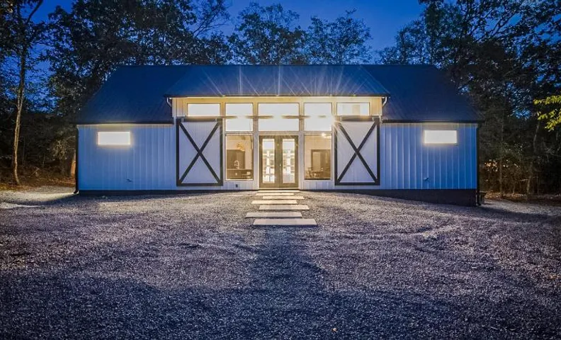 "The Barndo" 4BR Luxury Cabin, Hot Tub, Fire Pit, Bunks, Arcades, Playhouse!