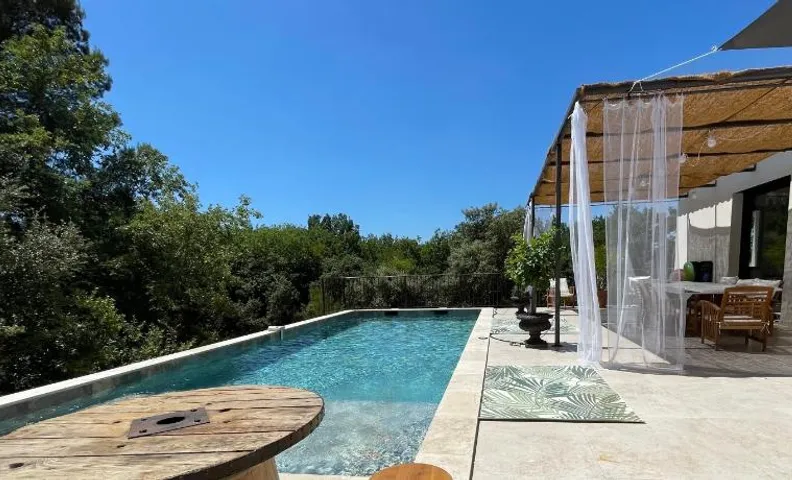 Chambre Deluxe - vue jardin - située dans le triangle d'or du Luberon