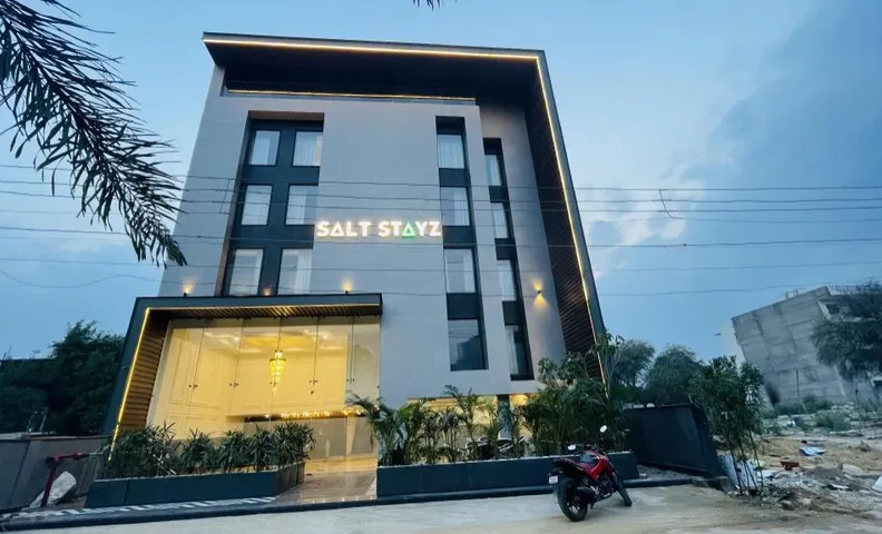 Saltstayz Select - Golf Course Road & Sector 57