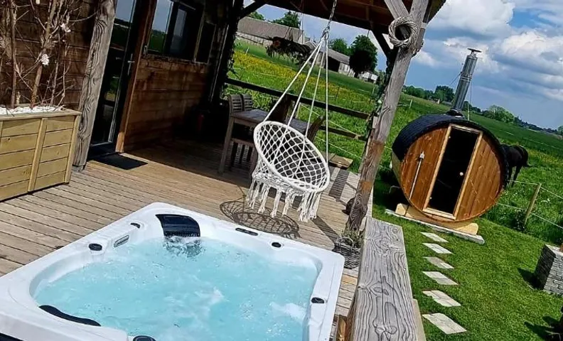 Tiny housse serenity avec jacuzzi ,piscine et sauna