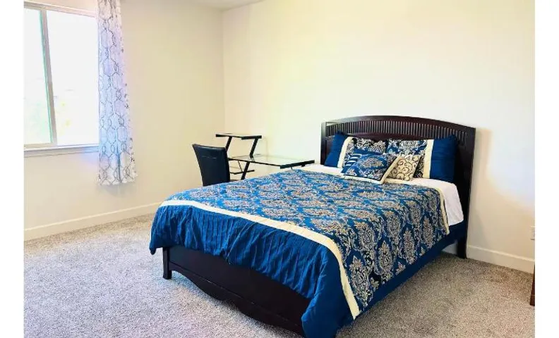 Cozy Private master bedroom in a single family house
