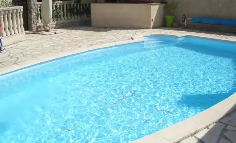 Villa avec jardin à Poussan avec piscine privée ouverte toute l'année
