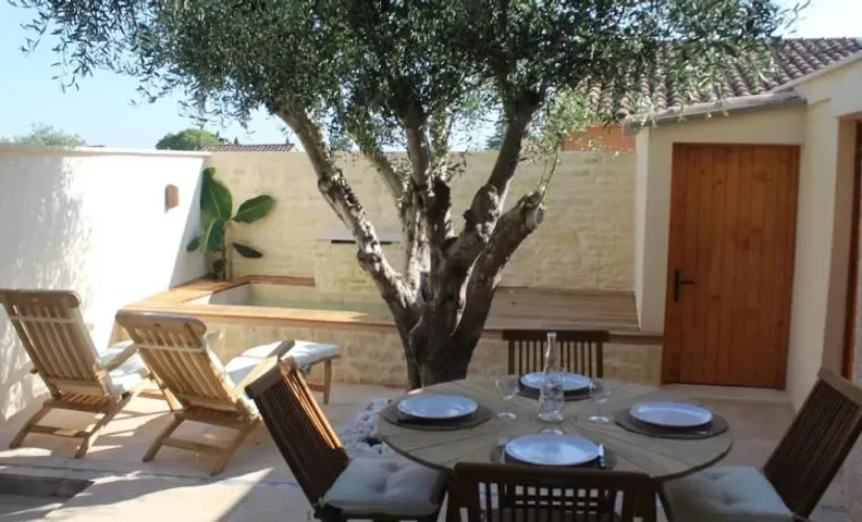 Maison de charme a Merindol + Jardin