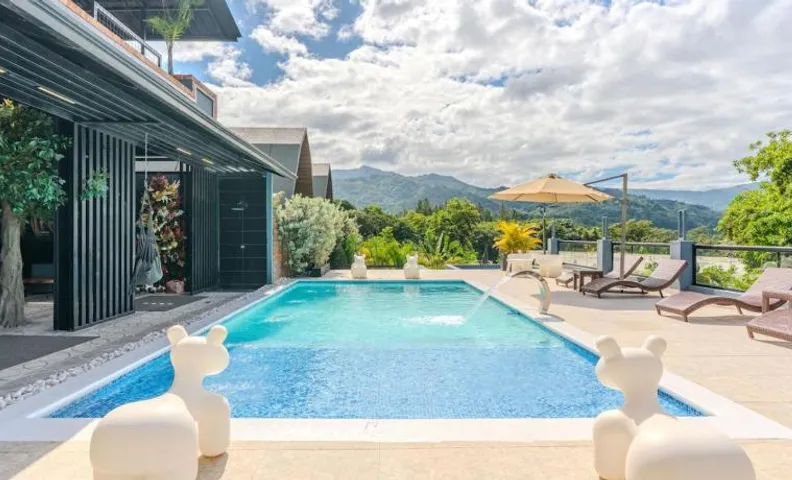 01 - Romantic retreat with Pool and Scenic Views
