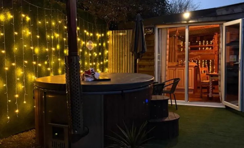 Bridie -rose rural shepherd hut , sleeps 4 with wood fuel hot tub -mini safari -on your doorstep sma