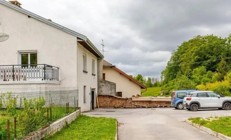 Maison conviviale avec cheminée à Hauts-de-Bienne