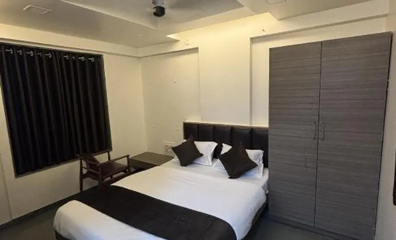 Hotel Paras And Lodge
