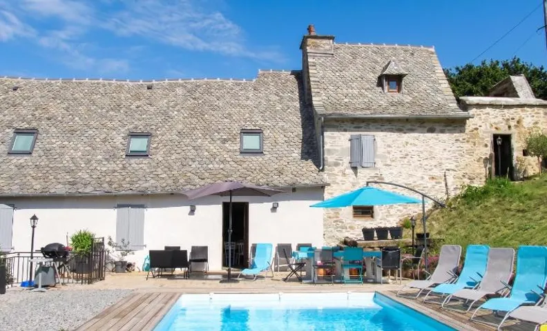 Villa spacieuse à Vieillevie avec piscine privée - 180 m²