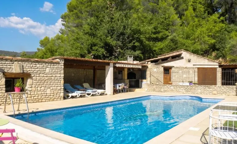 Villa spacieuse à Lioux avec piscine privée et vue montagne