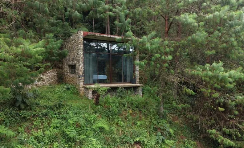 Cabañas de piedra suspendidas en el bosque