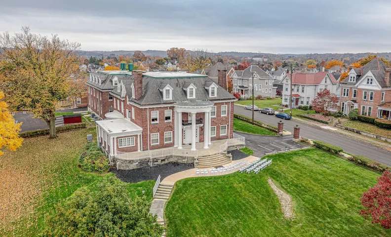 THE GRANDEUR ESTATE