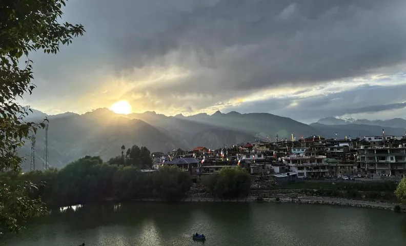 Lake Side Heaven (also known as Moon Lake Hotel, Nako)