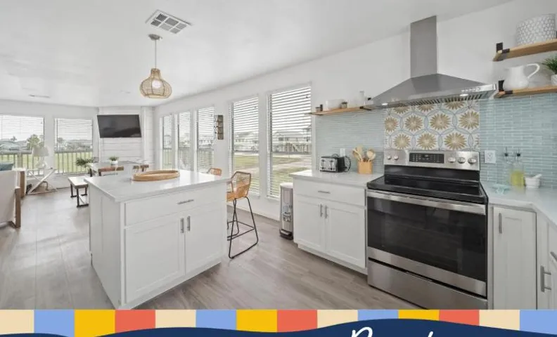 Bright and Cozy 4 Bedroom close to the Ocean
