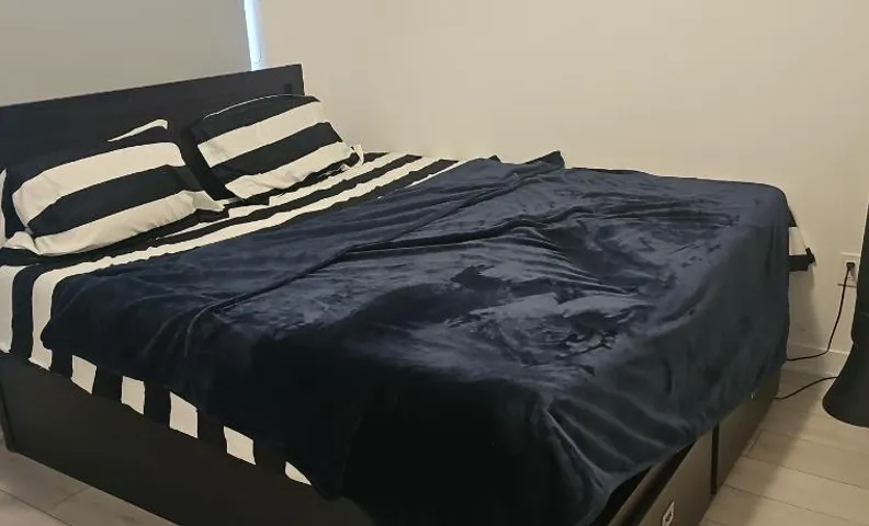 Spacious Master Ensuite bedroom w queen bed only