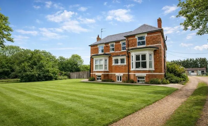 Group Accommodation - Rushden A6 Manor House - Private Gated -Sleeps 15 - Secure Parking