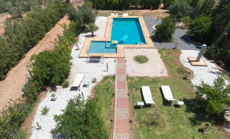 Maison unique avec une magnifique piscine