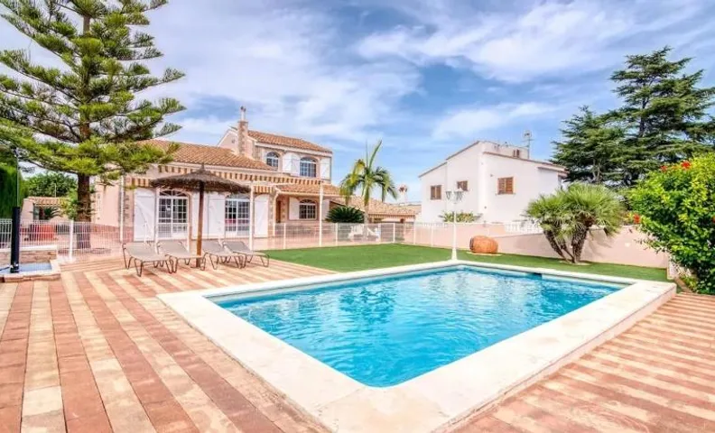 Family Villa in Benifayó with Year-Round Private Pool