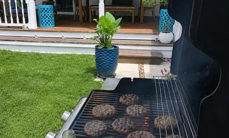 Walk to Sofi I Free Parking I Backyard BBQ Oasis
