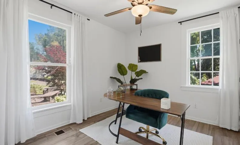 Dedicated Desk - Historic 2BR Ypsilanti Townhome