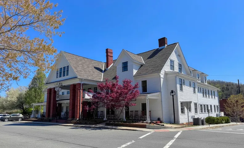The NuWray Hotel & Carriage House