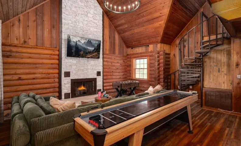 Lakeside Haven with Jacuzzi and Games