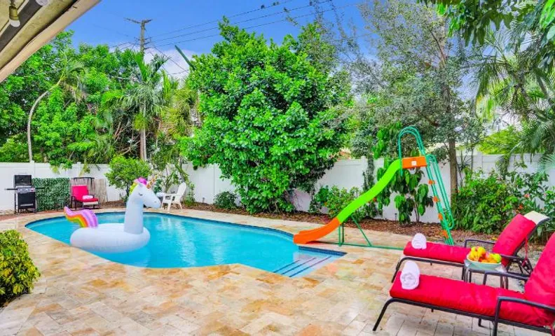 NEW Adorable Villa 7 min to Beach Trampoline