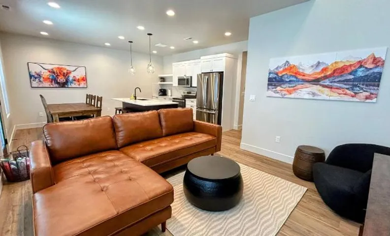 Alpine Escape Luxury Retreat, Hot Tub, Walkable, Mountain Views, 3 King Beds