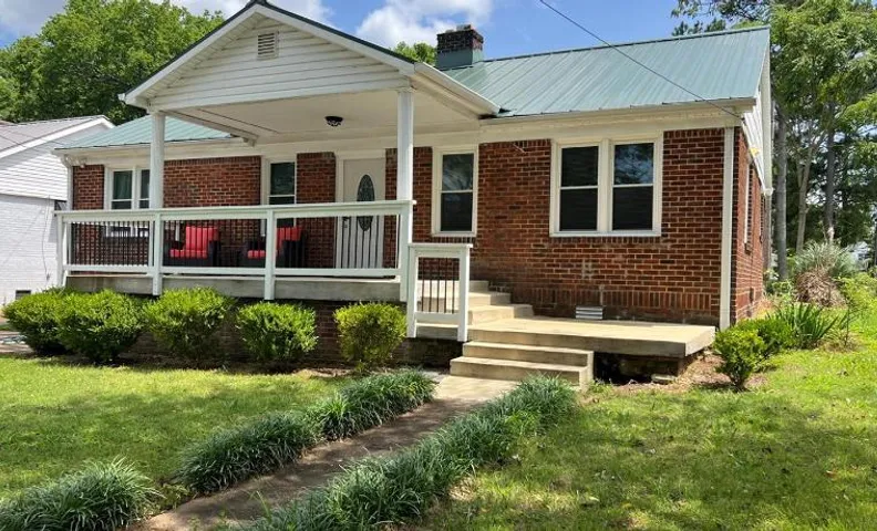 The Porchside Perch Walk to UNADowntown Florence