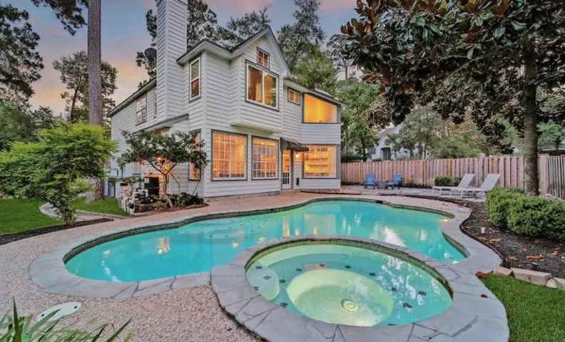 The Woodlands Gem with Heated Pool & Spa, EV Friendly, Baby Crib