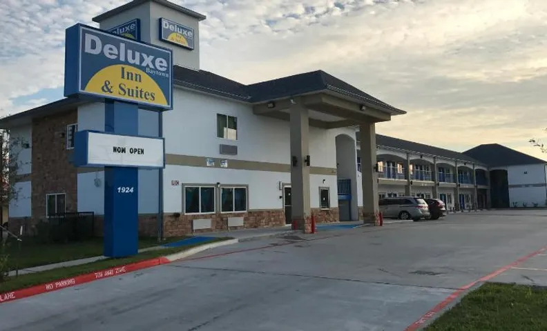 Deluxe Inn & Suites - Baytown
