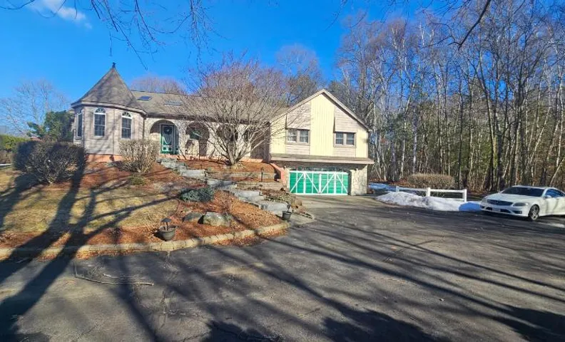 Dracut Executive Rooms with Kitchen & Bath, Parking, Spacious & Comfortable