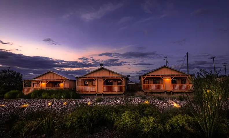 -Pet Friendly- Miners Cabin #5 -Two Double Beds - Private Balcony