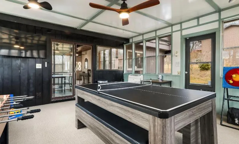 Lake Geneva Cozy Retreat – Game Room, Sleeps 16, Walk to Lake Como