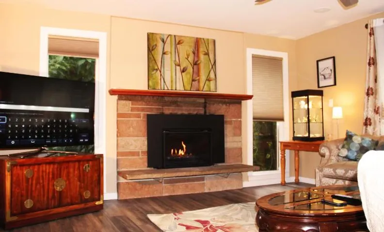Bright 3 bedroom home with full kitchen, fenced backyard, sports court and free parking