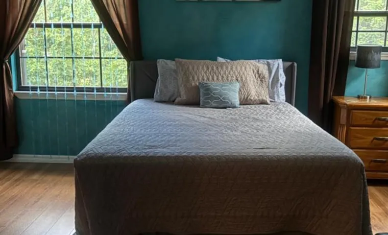 R-Room- 2nd floor in an Awesome Villa 20 minutes from the beach