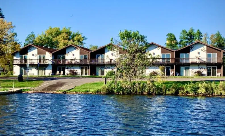 Bridge Inn Tomahawk - 2nd Floor, 2 Queen Beds, Balcony, River View