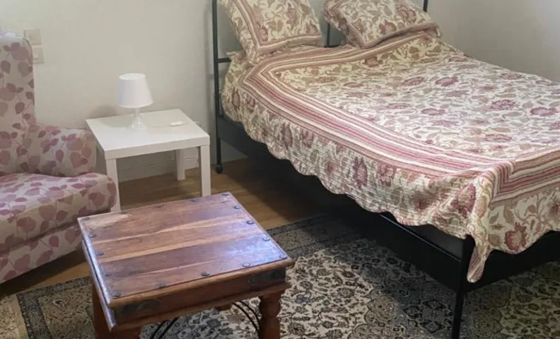 1 to 3 people in House